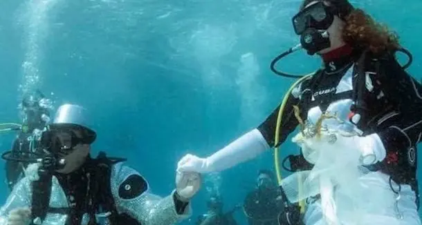 Luca e Laura, matrimonio sott'acqua con quaranta invitati