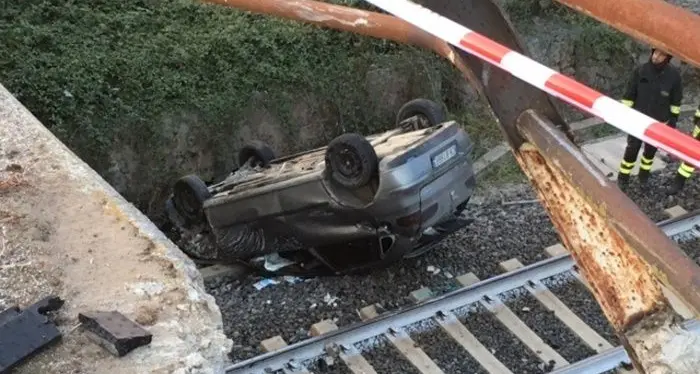 Mores. Auto precipita da un viadotto sui binari: treni bloccati per ore