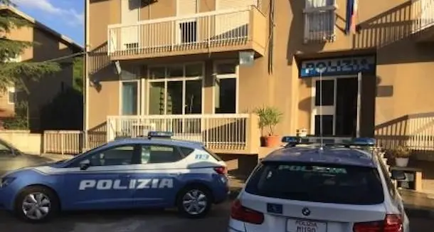 A fuoco una casa per una stufa mal funzionante: anziana salvata dalla polizia