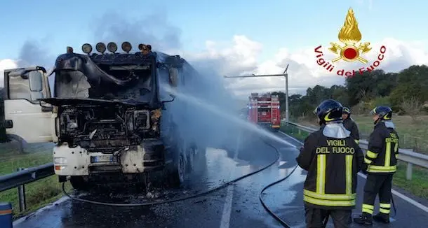 Camion carico di sabbia prende fuoco sulla SS 129