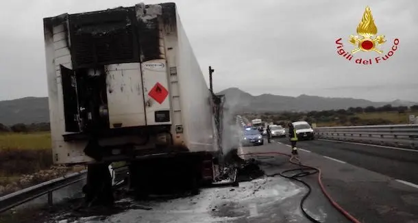 Scoppia un pneumatico: camion prende fuoco sulla 131