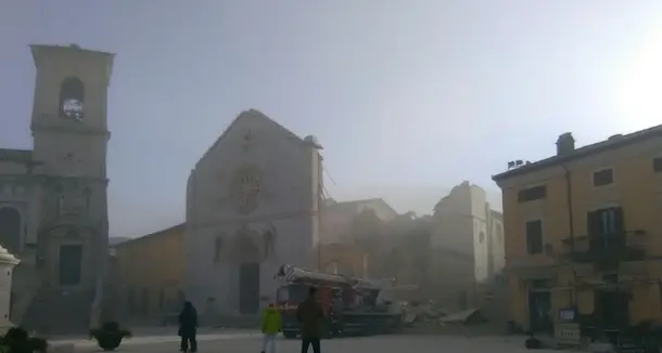 Nuova scossa di magnitudo 6.5 nel Centro Italia. A Norcia è crollata la Basilica di San Benedetto