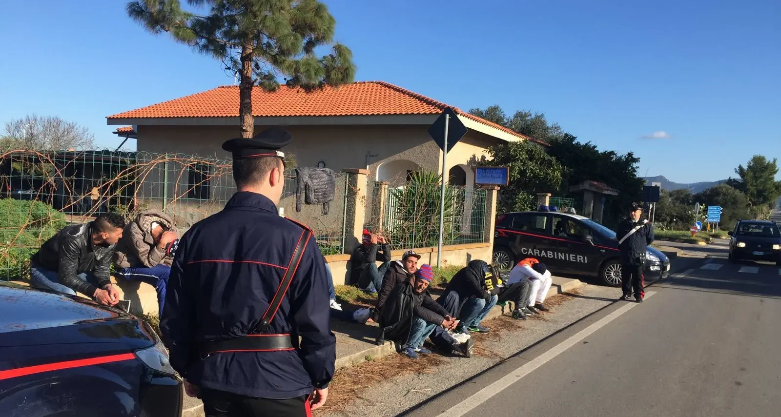 I migranti bloccano la strada per protesta a causa dei ritardi nel pagamento del pocket money