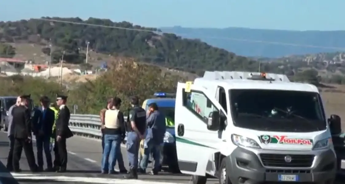 Colpo fallito sulla Statale 131 Dcn: nel centro Sardegna è caccia all'uomo