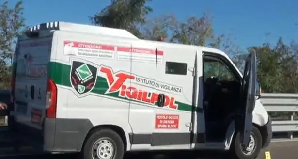 Assalto al portavalori sulla 131 Dcn: stretto riserbo degli inquirenti sull'arresto di una persona armata sospettata di essere uno dei rapinatori