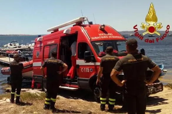 Sono due i morti dell\\'incidente aereo avvenuto questa mattina al largo di Portoscuso, sulla costa sud occidentale della Sardegna. Sono il pilota e la passeggera del monomotore precipitato nello specchio d\\'acqua antistante la spiaggia. ANSA/UFFICIO STAMPA VIGILI DEL FUOCO ++ NO SALES, EDITORIAL USE ONLY ++