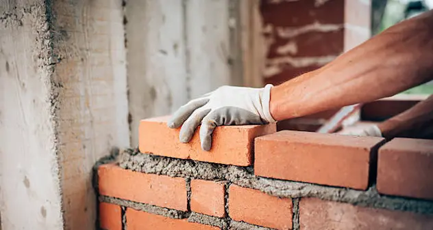 Muratore non pagato demolisce il cantiere in cui aveva fatto dei lavori