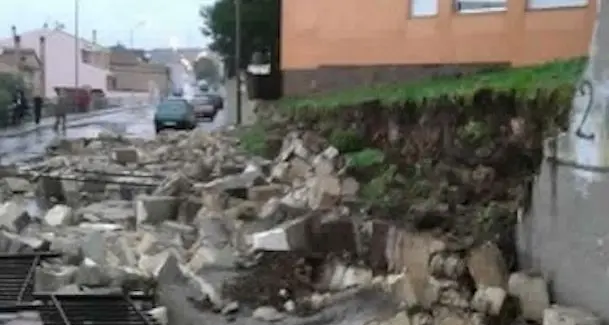 Maltempo, crolla il muro di recinzione della scuola