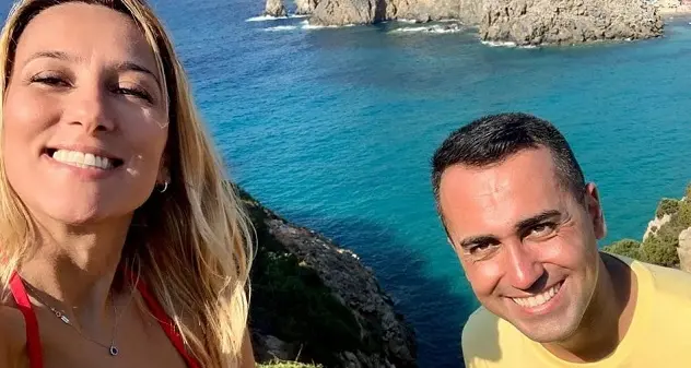 Di Maio in vacanza in Sardegna. Virginia: \"Luoghi meravigliosi, veniteci\"