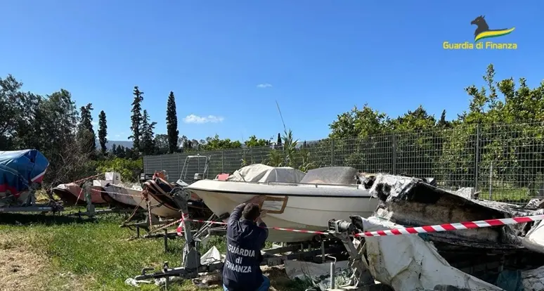 Carcasse d'auto, natanti e pneumatici: sequestrato terreno a Muravera