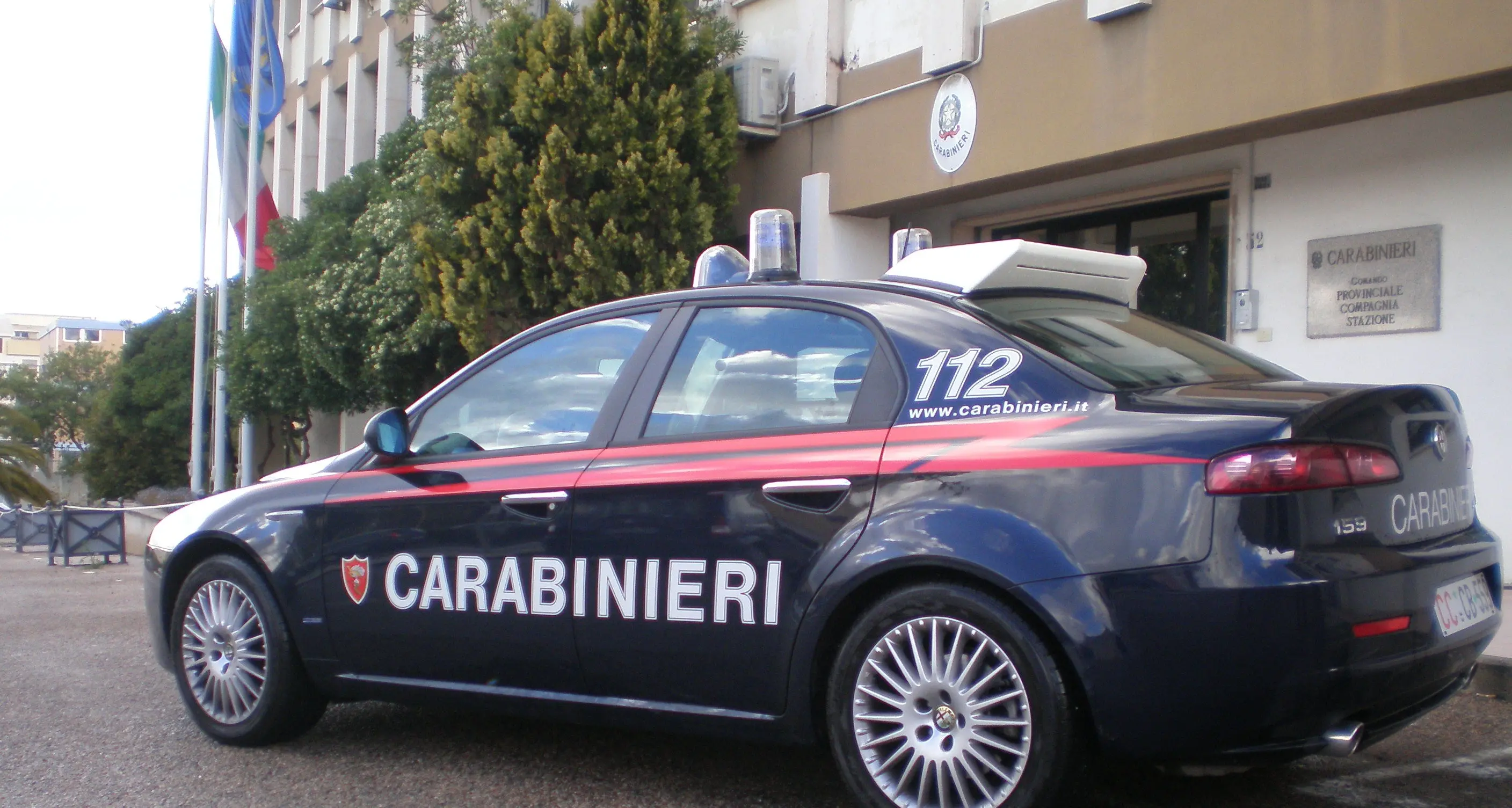 Ruba carta di credito e la utilizza all'insaputa del cognato: denunciata 33enne