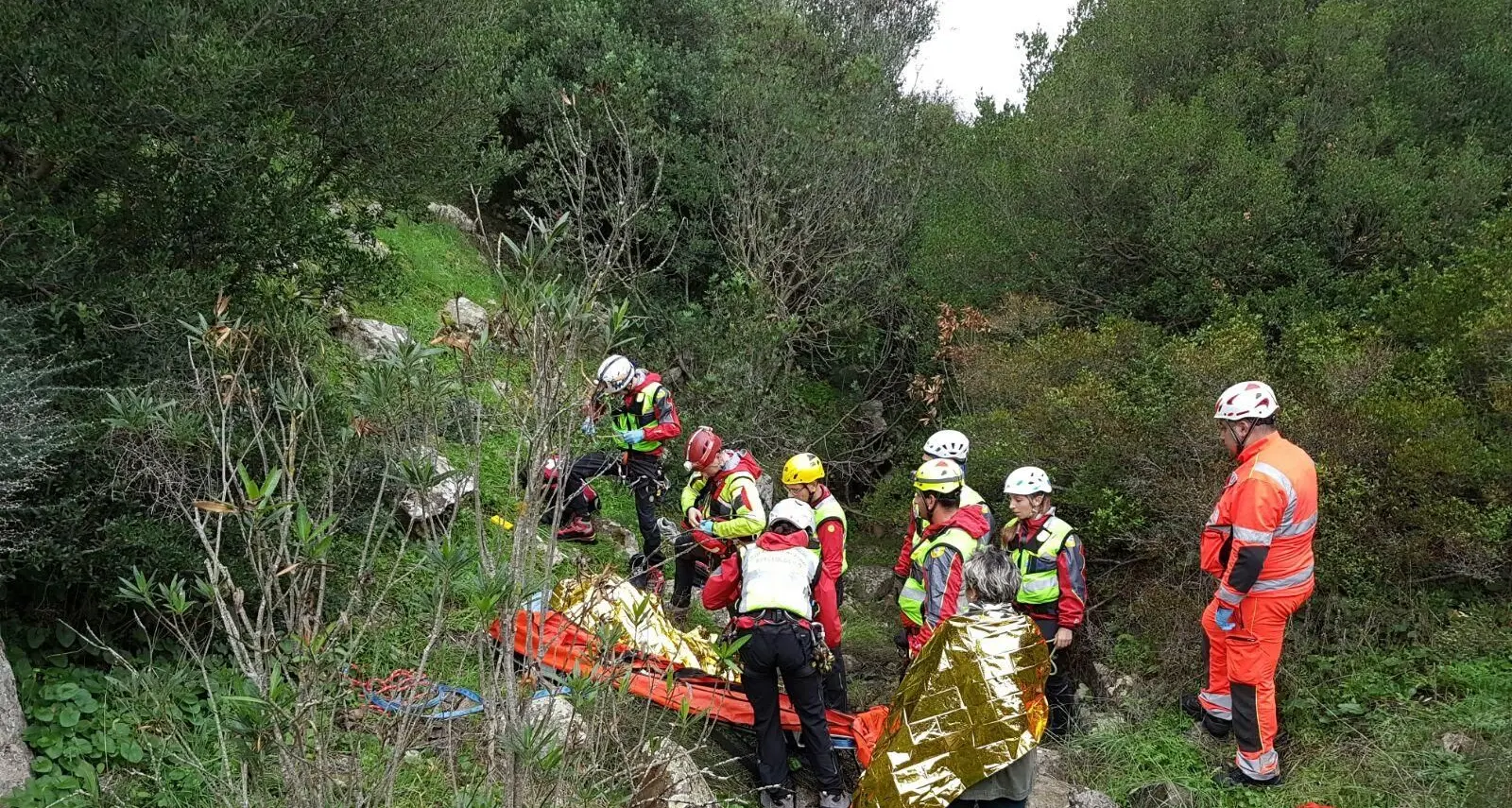 Gli uomini del Soccorso Alpino recuperano un cercatore di funghi e un cacciatore