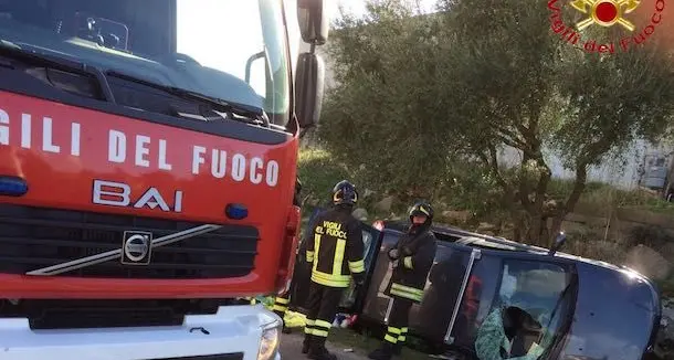 Pick-up si ribalta all'ingresso di Orotelli: intervengono i Vigili del fuoco