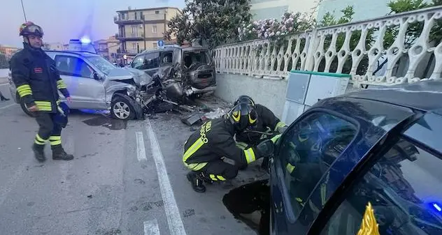 Olbia. Si schianta con il Suv contro tre auto in sosta