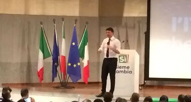 Renzi in Sardegna. Il premier saluta i tenores di Neoneli che hanno cantato poco prima del suo arrivo