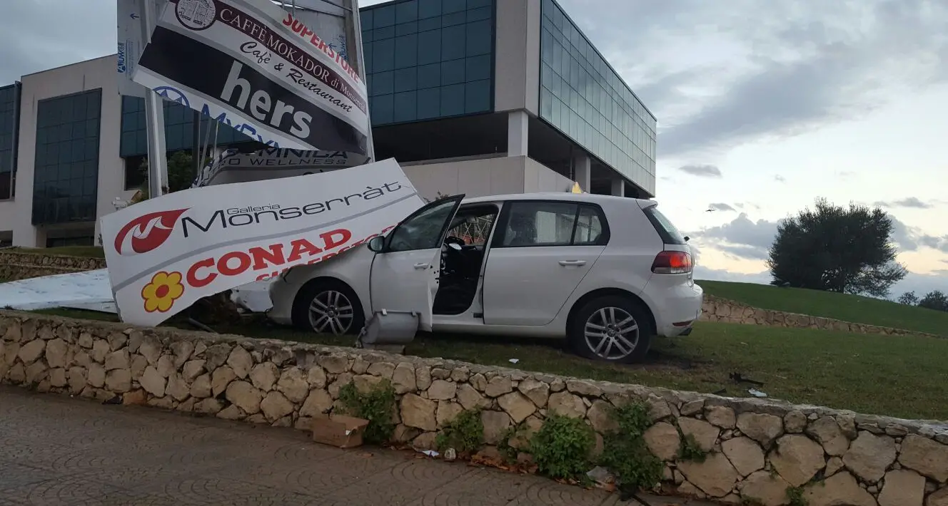 Sassari. Incidente a Monserrato, auto oltre muro di contenimento