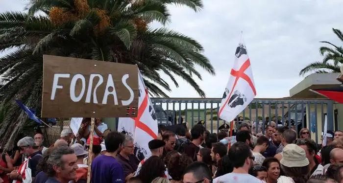 Manifestazione di protesta a Capo Frasca: il bilancio è di almeno 13 feriti tra le forze dell'ordine