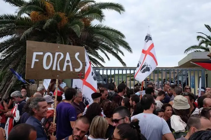 Un momento della manifestazione di protesta davanti alla base militare di Capo Frasca, sulla costa centro occidentale della Sardegna, contro le servit\\u00F9 militari e per chiedere la chiusura dei poligoni, 13 settembre 2014.\\nANSA/GIUSEPPE UNGARI