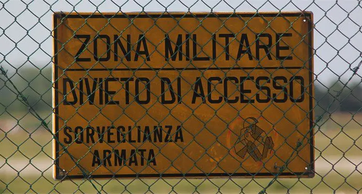 \"Andiamo a riprenderci Capo Frasca\": un migliaio di persone in marcia verso il poligono militare