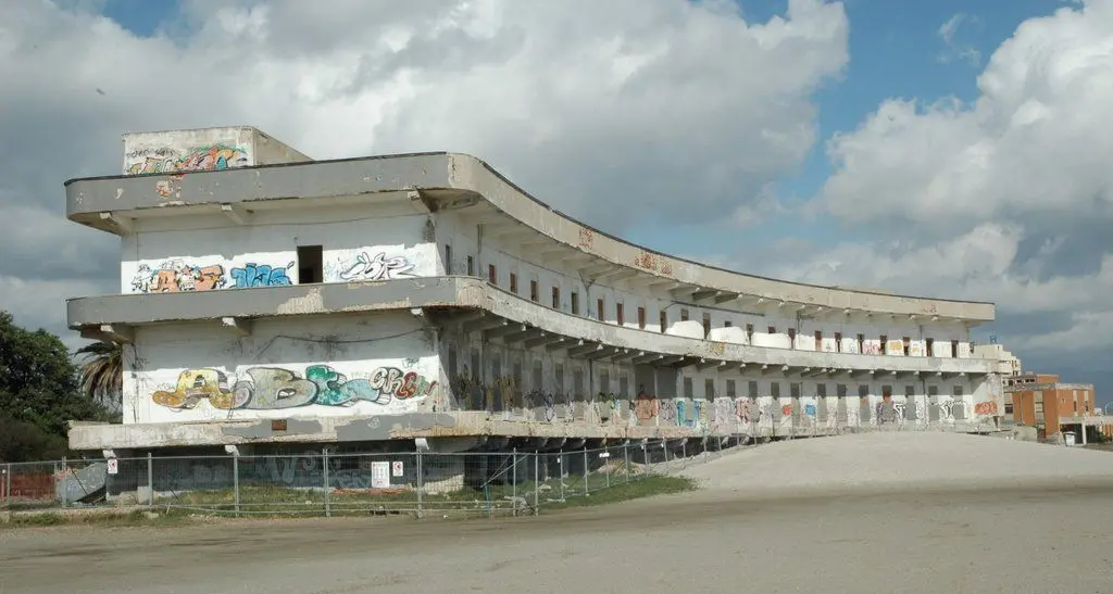 Terribile ritrovamento sulla spiaggia del Poetto: cadavere senza testa all'interno di una busta