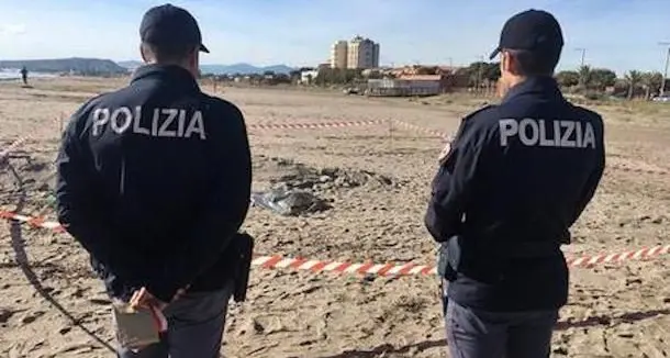 Cadavere senza testa e senza arti trovato sulla spiaggia del Poetto: era in acqua da circa due mesi