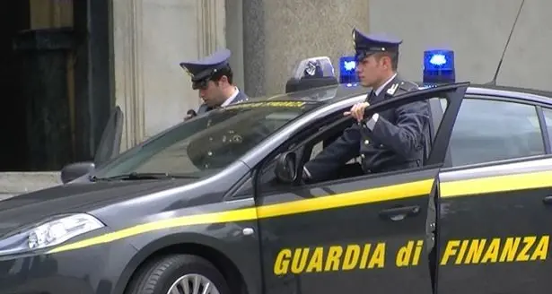 Blitz della Guardia di finanza in negozi cinesi