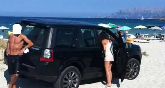L'arroganza fa sosta in spiaggia: Suv parcheggiato tra l'ombrellone e l'asciugamano