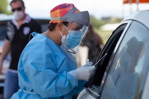 Oltre 400 Tamponi son stati effettuati a Carloforte nell\\'Isola di San Pietro ,con il sistema del Drive-through direttamente all\\'interno delle autovetture dal personale dell\\'ATS Sardegna \\rANSA / FABIO MURRU 