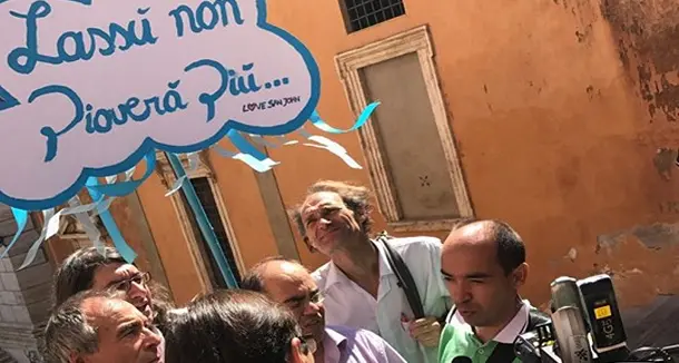 Sardegna-Villaggio pace fatta. Enzo Mugoni omaggia l'attore in camera ardente: “Lassù non pioverà più”