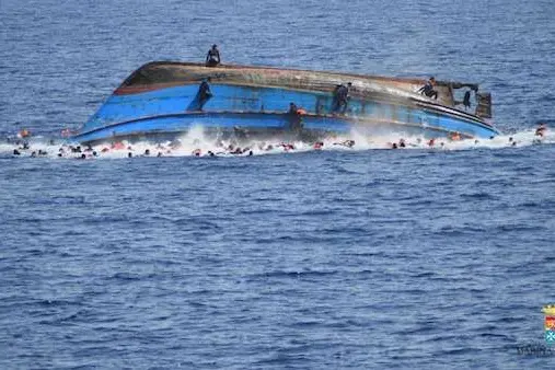 Un\\'immagine del nuovo naufragio avvenuto nel Canale di Sicilia e la Marina Militare precisa che sono cinque e non sette, come in un primo momento era stato comunicato, i morti recuperati a bordo di un barcone carico di oltre 500 migranti che si \\u00CB capovolto a circa venti miglia al largo delle coste libiche. Roma, 25 maggio 2016. ANSA/ UFFICIO STAMPA MARINA MILITARE +++ ANSA PROVIDES ACCESS TO THIS HANDOUT PHOTO TO BE USED SOLELY TO ILLUSTRATE NEWS REPORTING OR COMMENTARY ON THE FACTS OR EVENTS DEPICTED IN THIS IMAGE; NO ARCHIVING; NO LICENSING +++