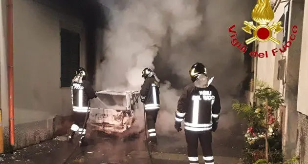 Noragugume: auto in fiamme in piena notte