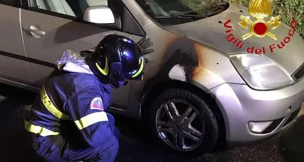 Auto data alle fiamme nella notte in via Istria