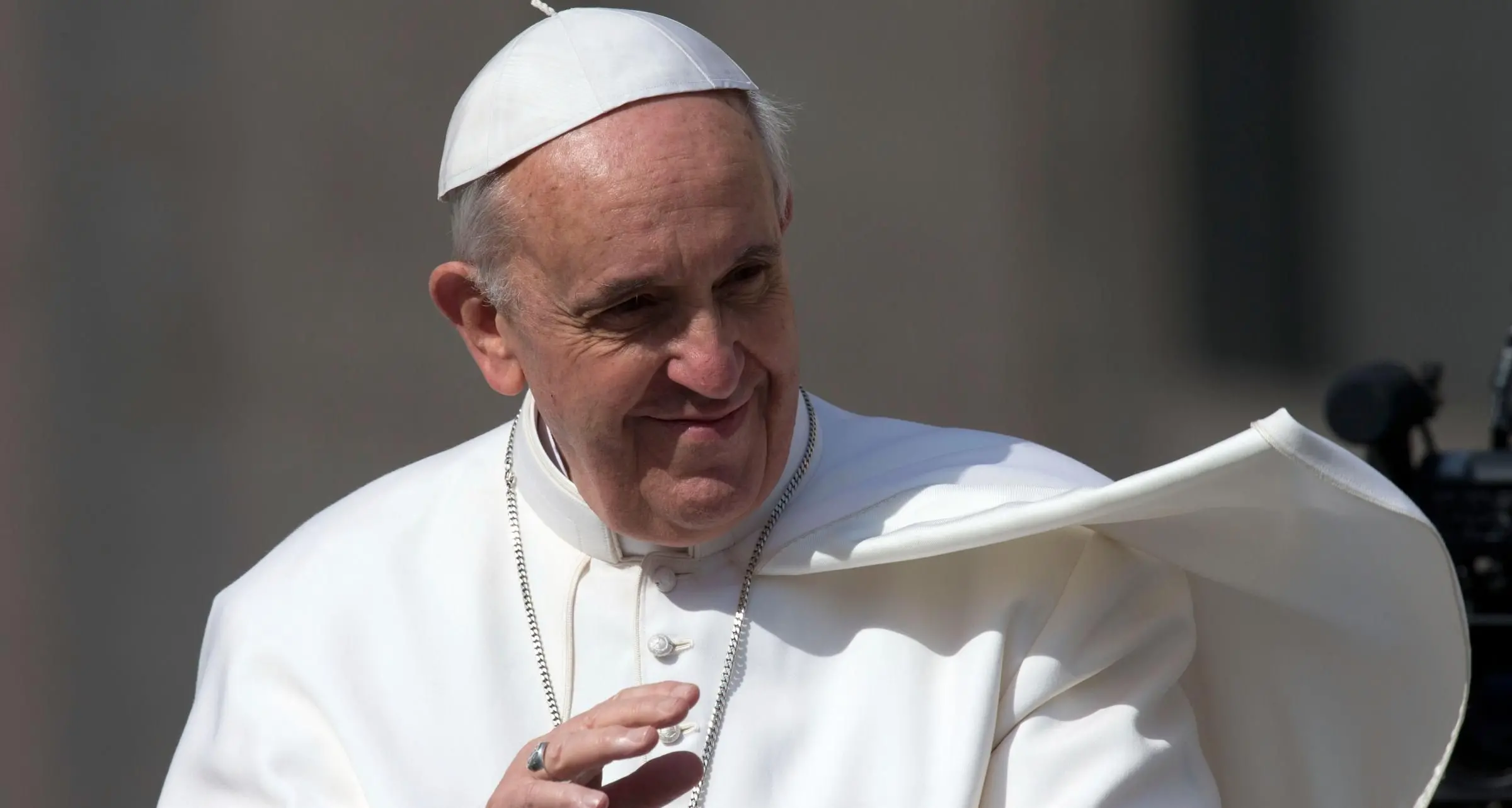 Grande attesa per l'arrivo di Papa Francesco in Sardegna: Massimo Cellino dona il palco