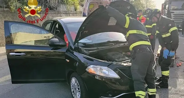Ozieri, schianto con l’auto contro palo della luce: un ferito