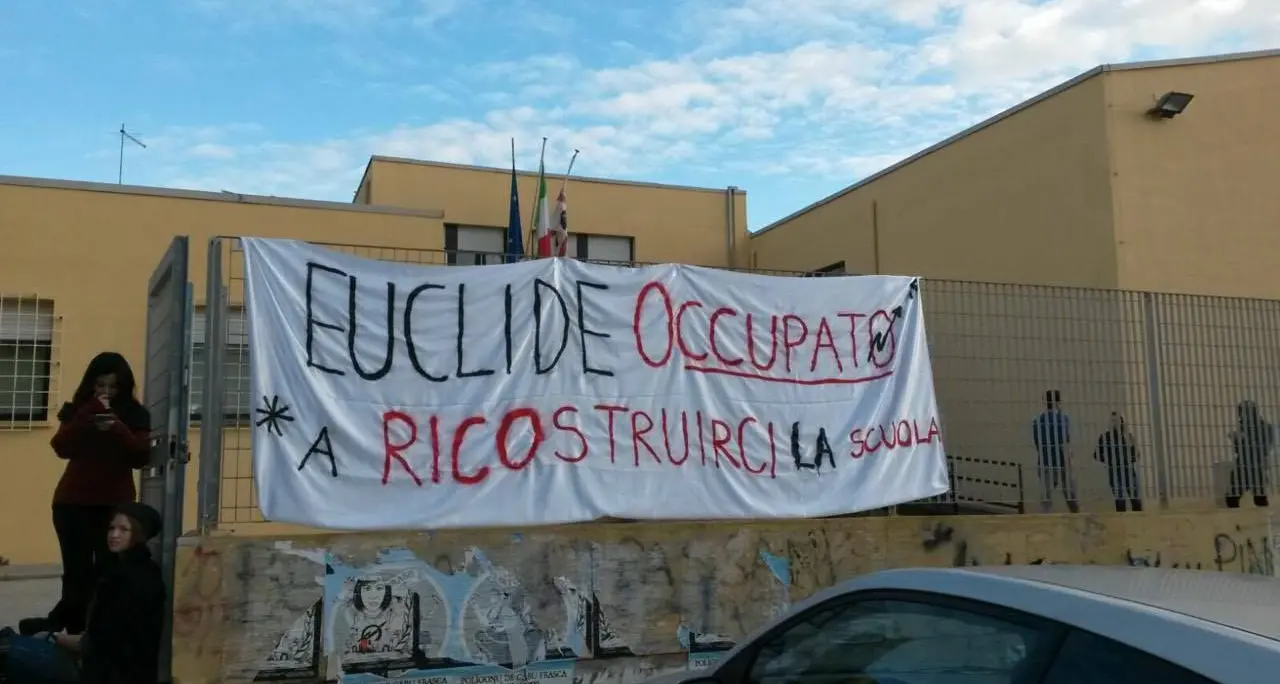 Studenti occupano il liceo Euclide:\"La nostra scuola fa acqua da tutte le parti\"