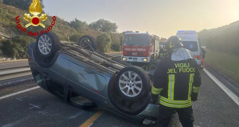 Incidente sulla 131 Dcn, auto si ribalta