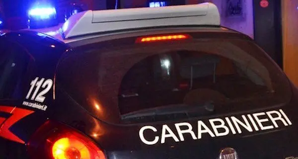 Tentano di rubare in un appartamento, ma vengono notati dal vicino che chiama i Carabinieri