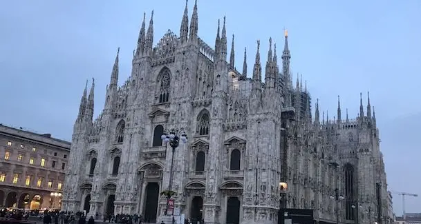 Precipita dalle terrazze del Duomo e resta intrappolato su una delle guglie: muore 62enne