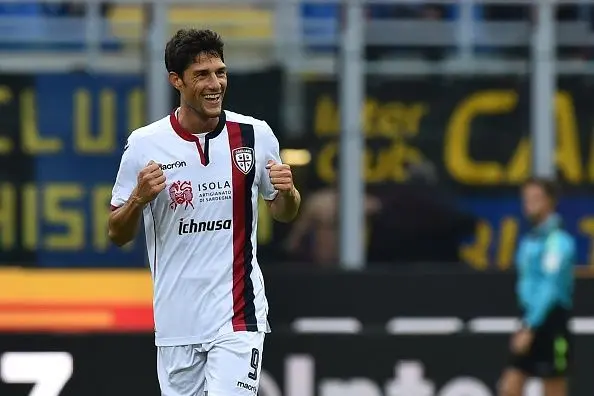 Cagliari\\'s forward of Italy Federico Melchiorri celebrates after scoring during the Italian Serie A football match Inter Milan vs Cagliari at \"San Siro\" Stadium in Milan on October 16,  2016.  / AFP / GIUSEPPE CACACE        (Photo credit should read GIUSEPPE CACACE/AFP/Getty Images)