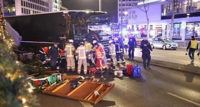 Attentato a Berlino. Tir travolge i mercatini di Natale: il bilancio sale a 12 morti e 48 feriti
