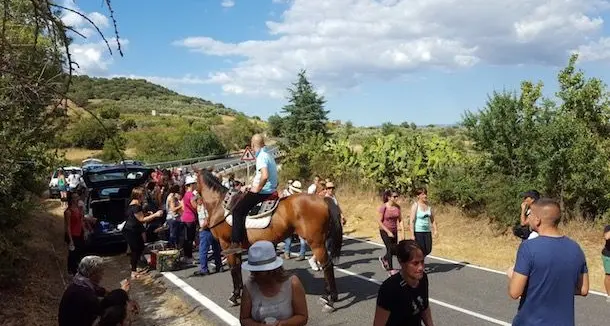 In pellegrinaggio a piedi verso il santuario di San Costantino. LE FOTO