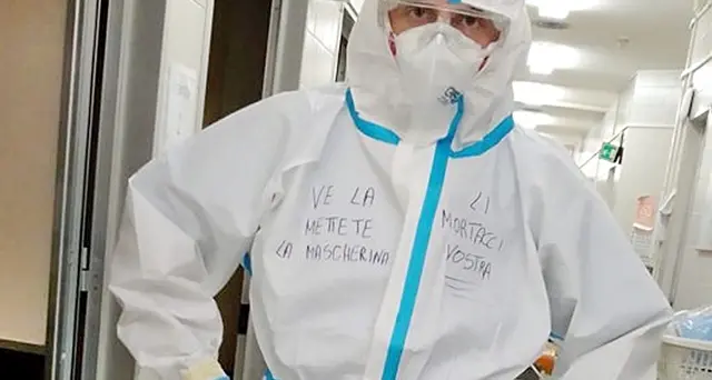 Marco, infermiere al Policlinico Umberto I: “Ve la mettete la mascherina, li mortacci vostri”