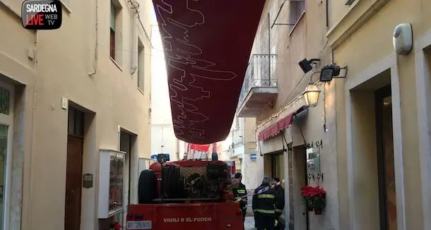 Cadono calcinacci dal balcone, intervengono i Vigili del fuoco