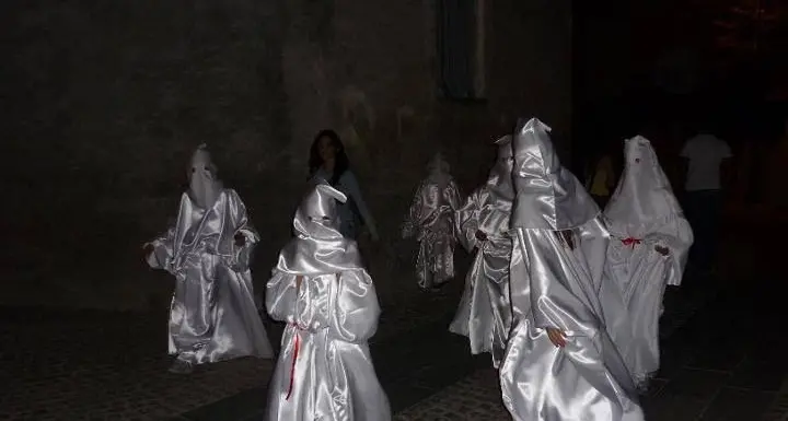 A Escalaplano si rinnova il rito de \"Passillendu a sonu de musica cun su Fui Janna Morti\"