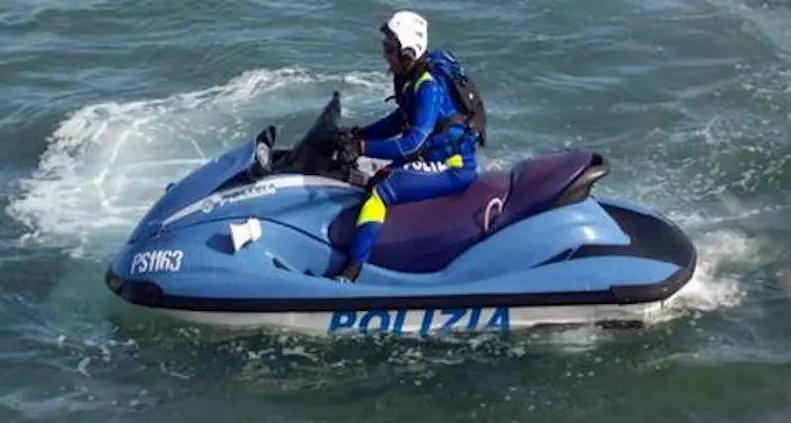 Arriva la Polizia in acquascooter