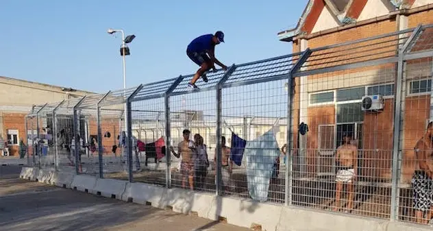 Centro accoglienza Monastir, l'allarme: \"E' una polveriera pronta ad esplodere\"