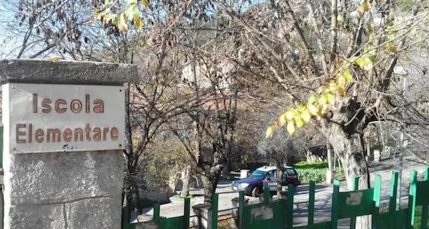 Nella notte di Capodanno distrutti i vetri della scuola elementare a causa dell'esplosione di petardi