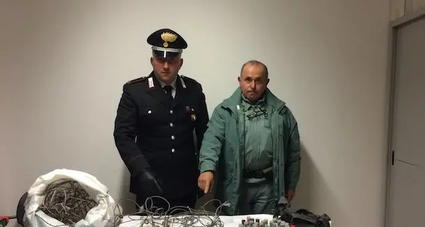 Arrestato allevatore di 50 anni. L'uomo è stato scoperto dai Carabinieri e dalla Forestale mentre posizionava delle trappole per la cattura illegale di animali