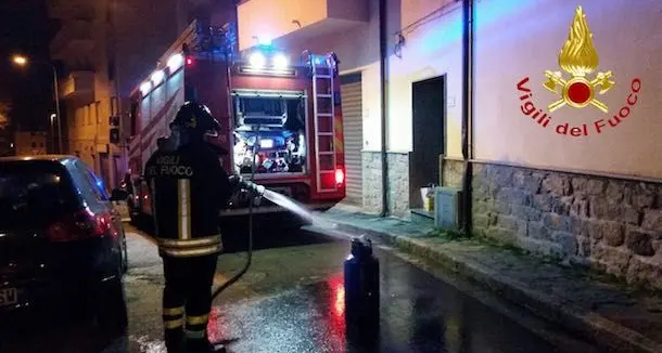 Scoppia un incendio in un'abitazione: paura per due anziane, una resta ferita