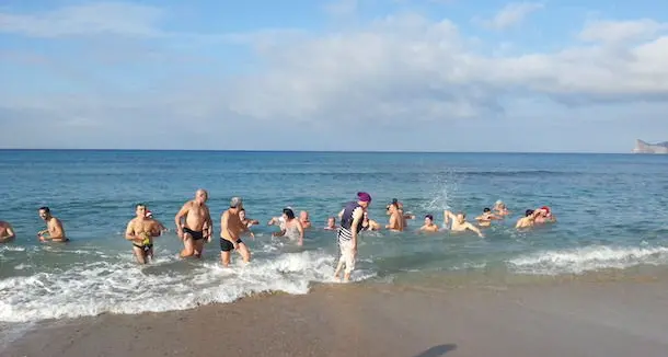 A Gonnesa una ventina di persone hanno voluto festeggiare il 2017 con il tradizionale tuffo in mare